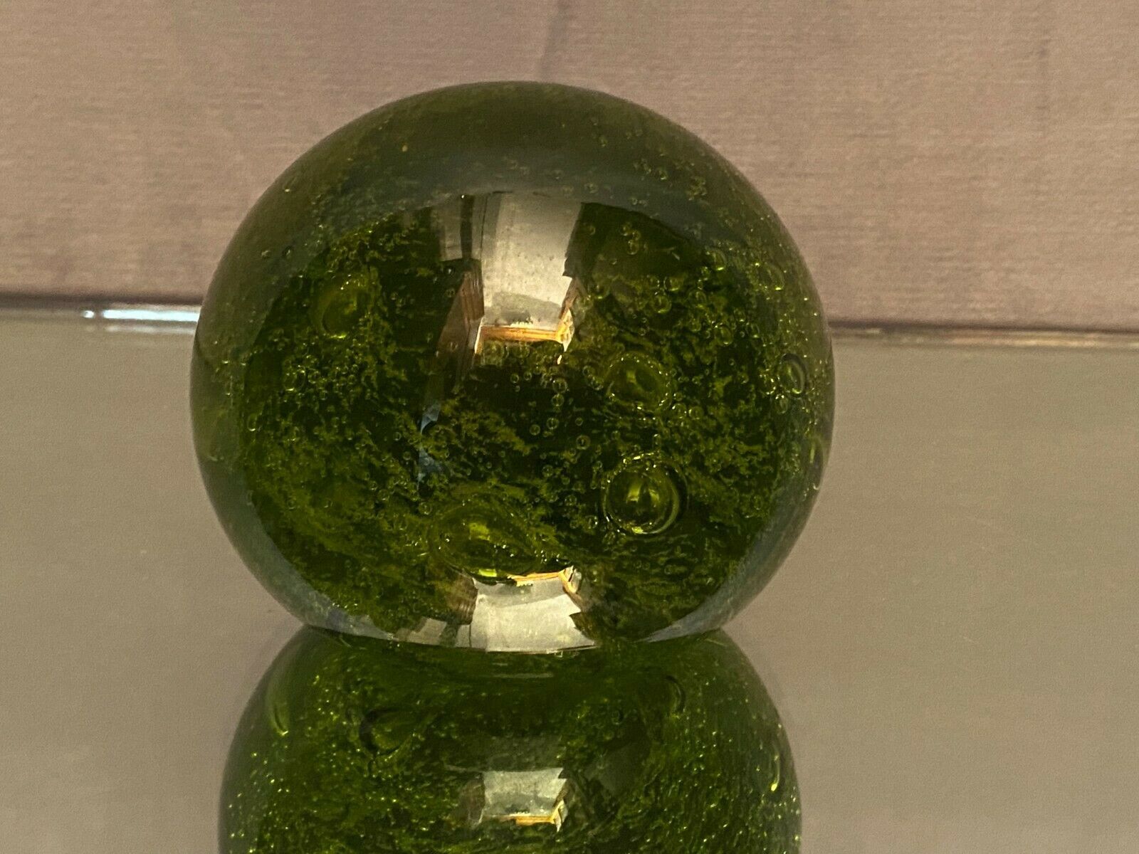Boule sulfure presse-papier en verre teinté vert
