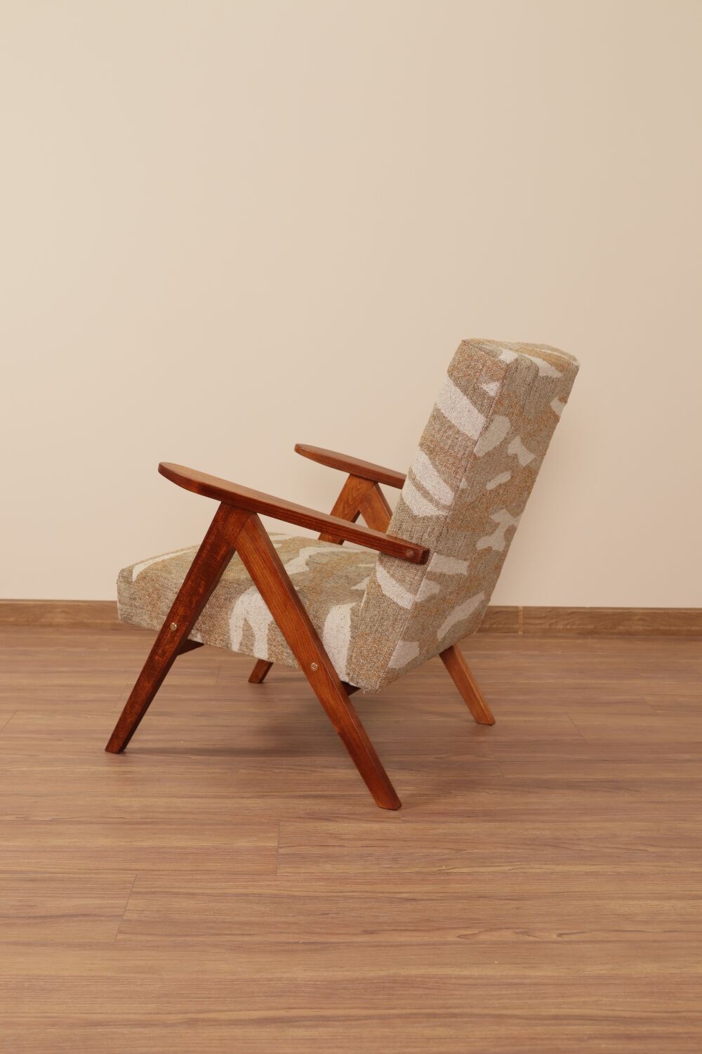 Fauteuil lounge vintage en tissu jacquard à motifs rétro et bois marron