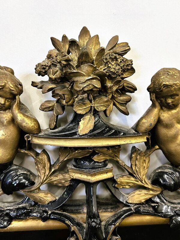 Miroir ancien noir et or des années 1800 avec cupidon, France des années 1800.