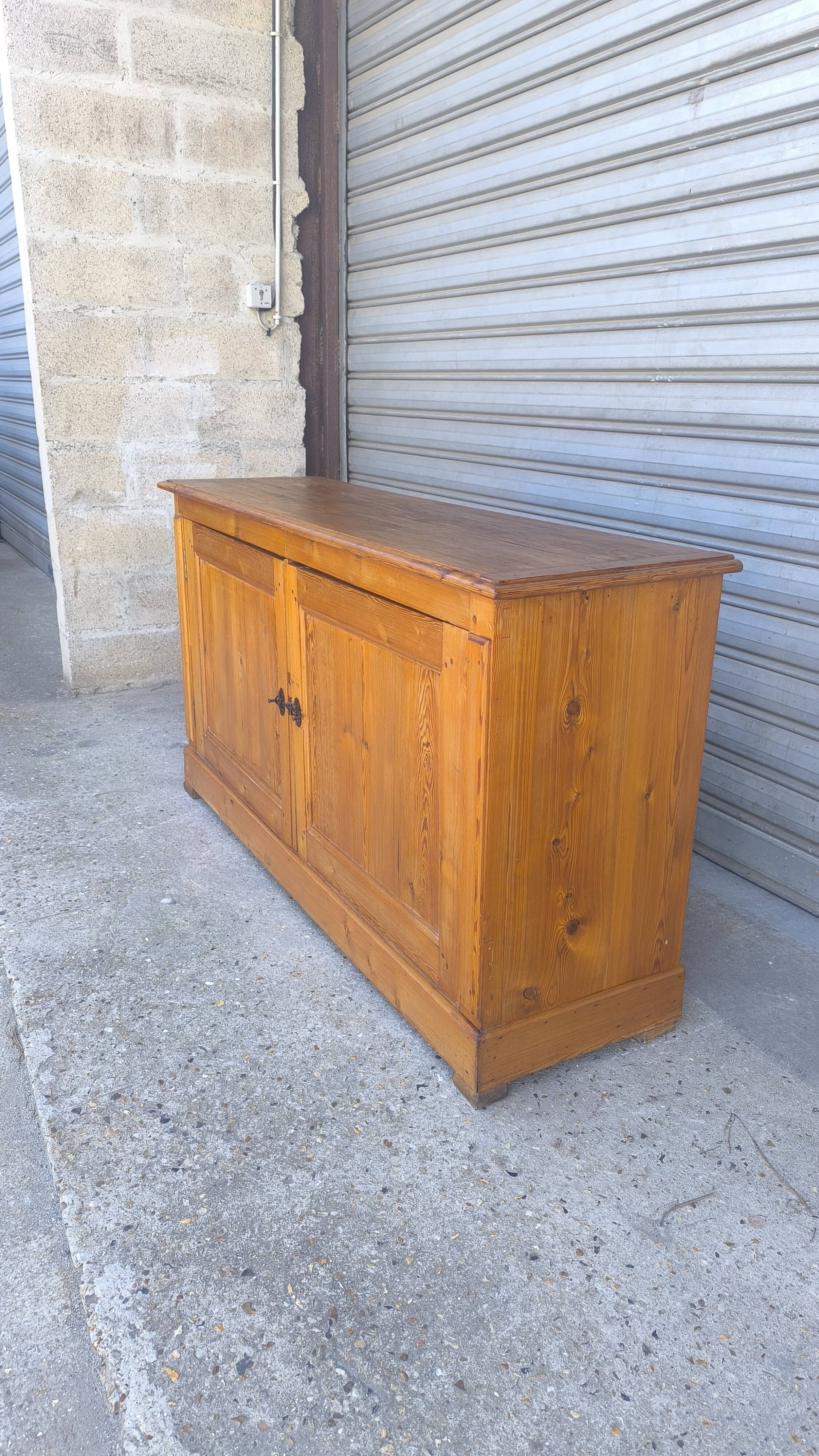 Meuble de métier - buffet en pin suédois 1940