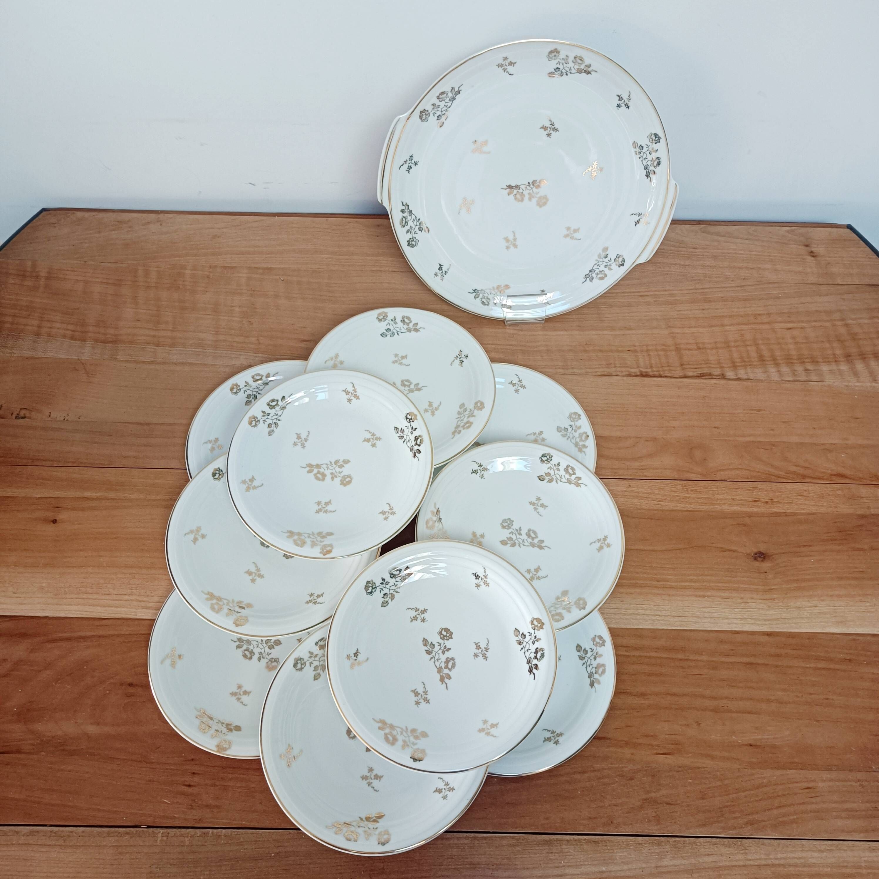 Dessert service, 10 plates and 1 pie dish, in Limoges Porcelain, white and gold