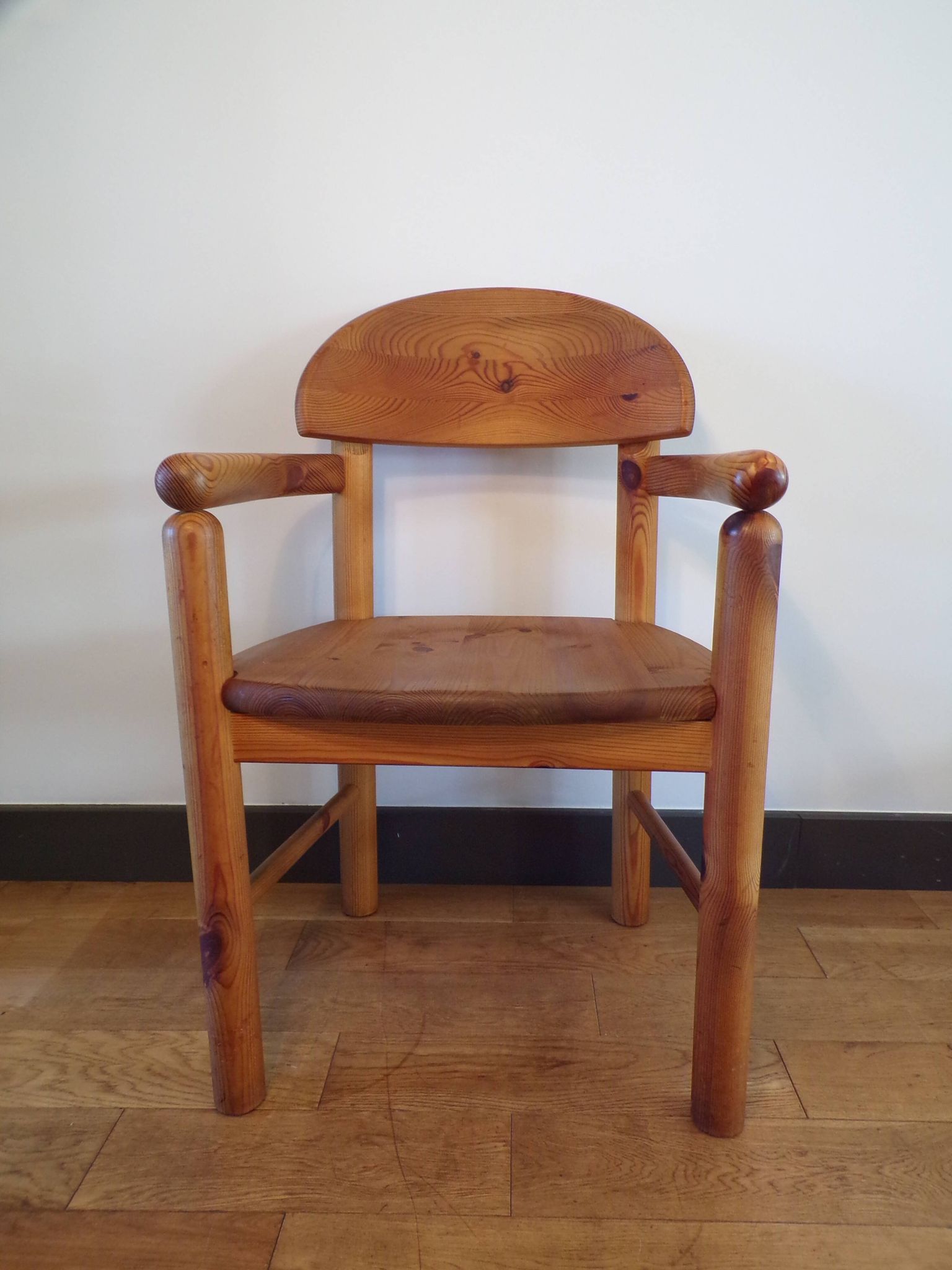 Fauteuil Rainer Daumiller en pin huilé