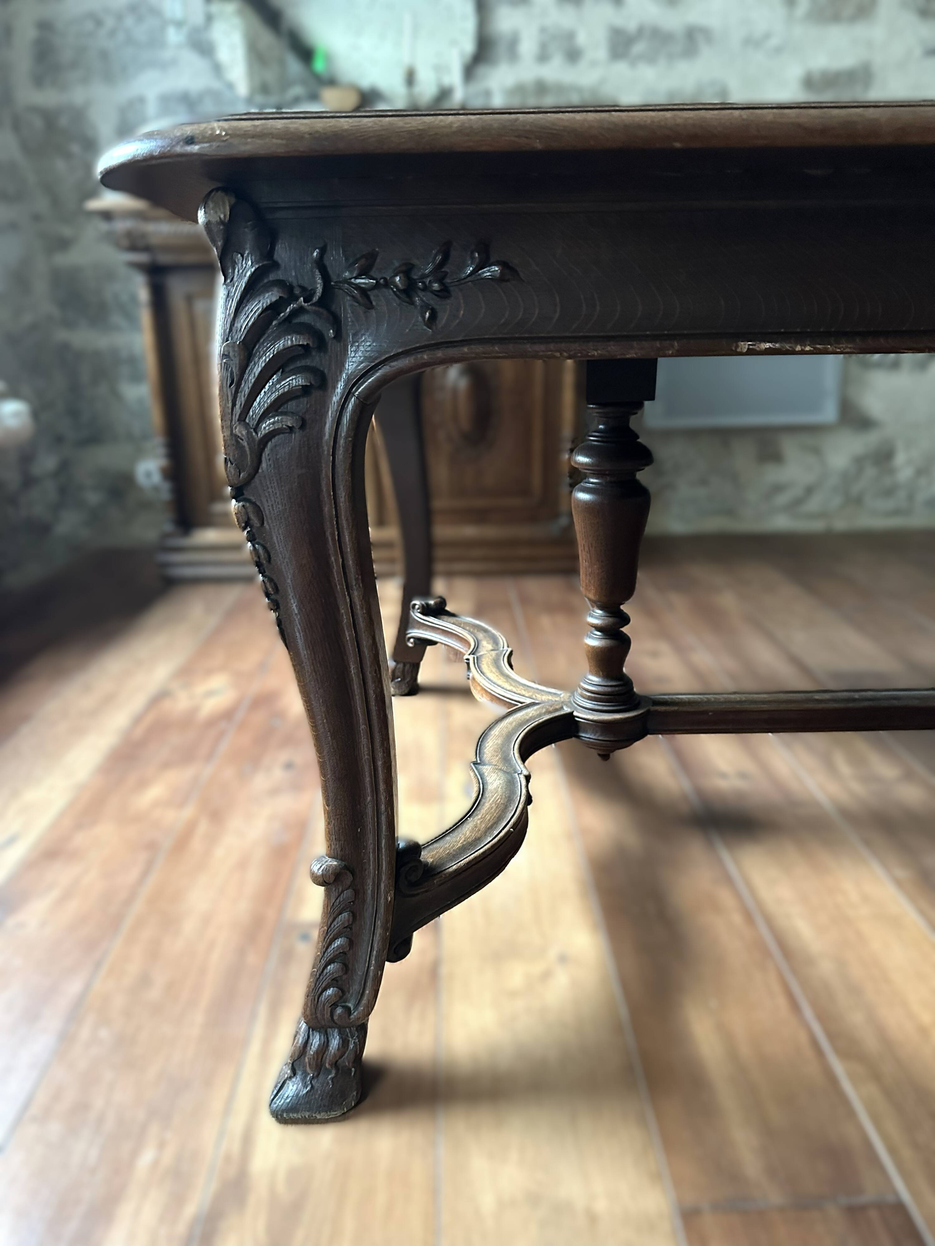 Antique dining set. Table 1.58 m x 1.10 m + 6 chairs from the 1920s.