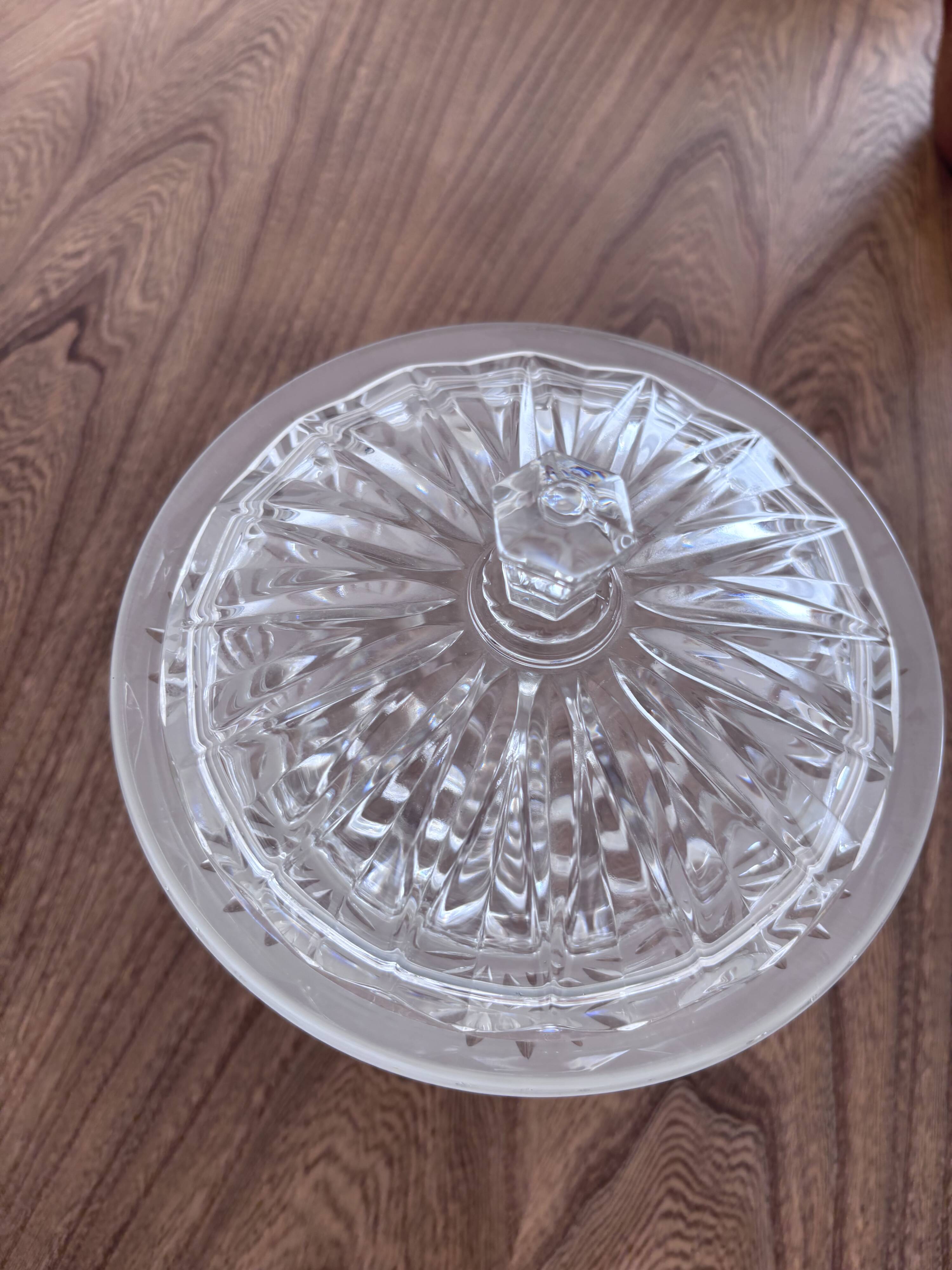 Cut crystal bonbonnière from Bohemia on a pedestal with a lid.