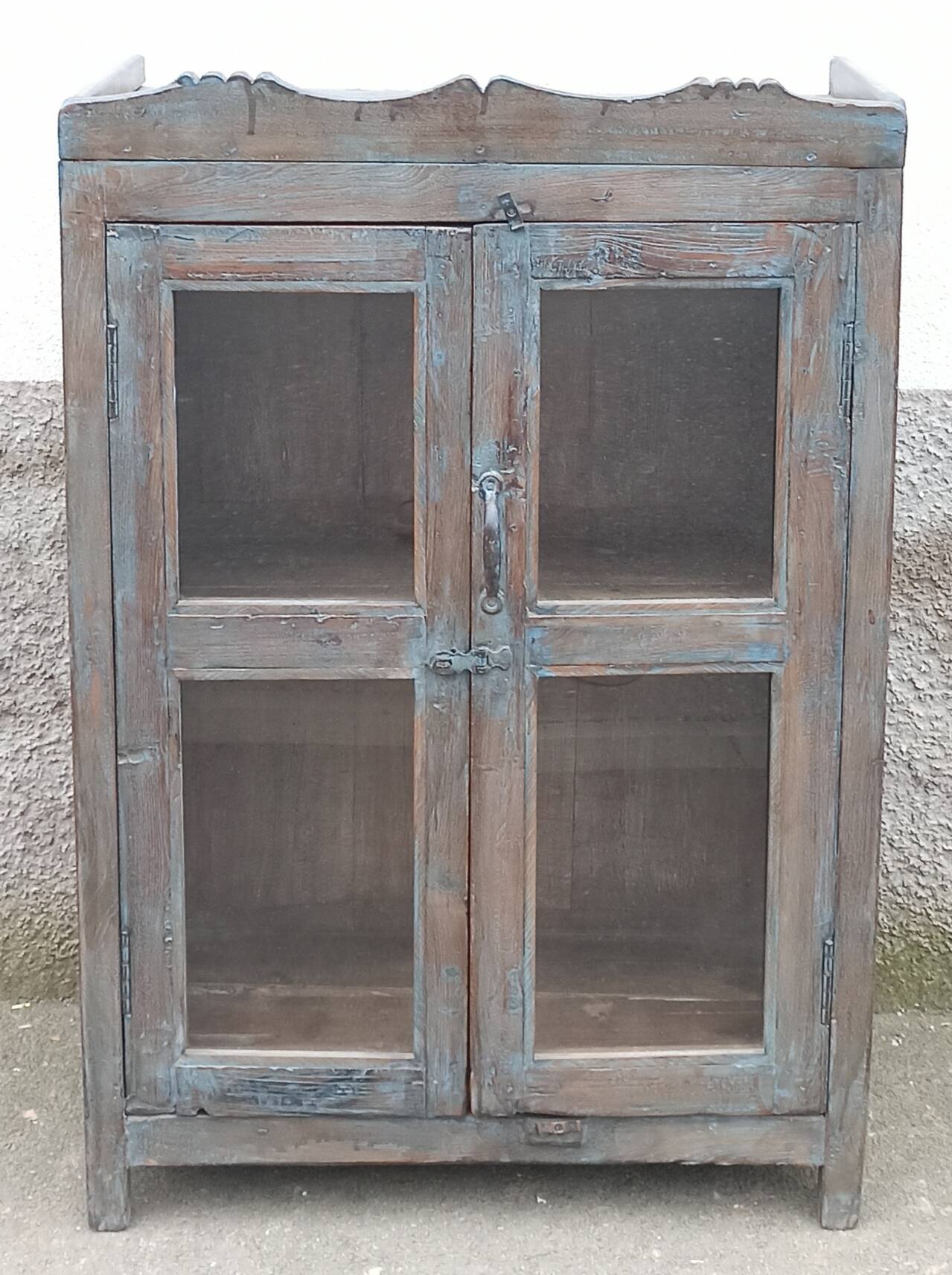 Petite armoire vitrée en bois