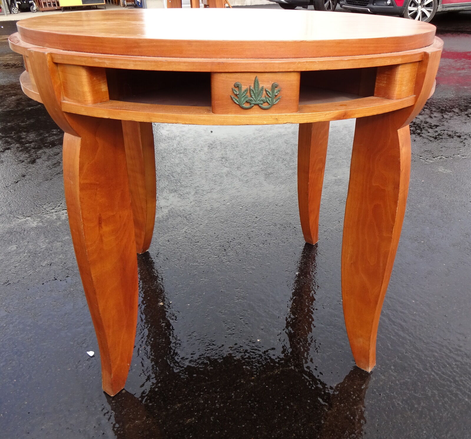 Round table of Jules Leleu