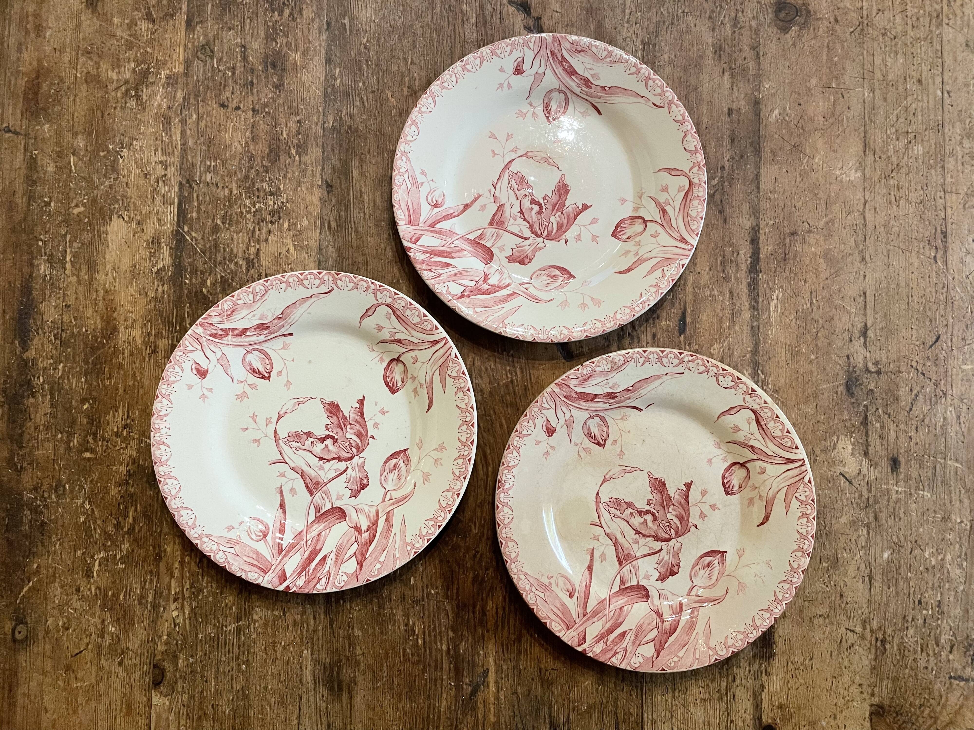 3 plates Terre de Fer Gien model "Tulips"
