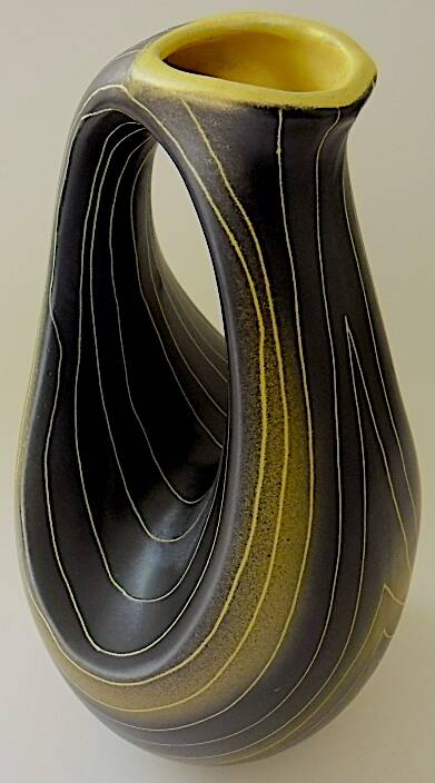 Earthenware vase decorated with yellow lines on a black and yellow background