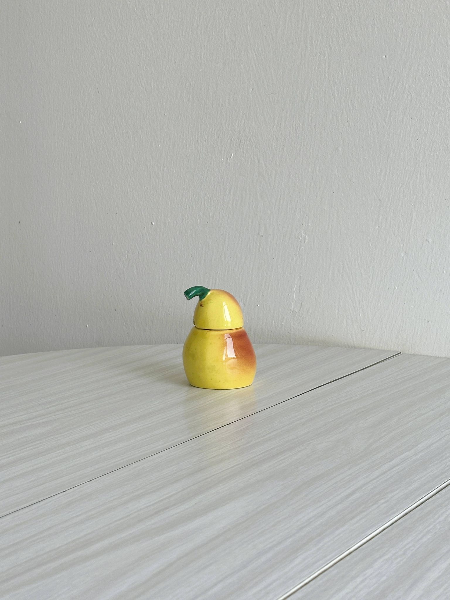 Salière en forme de poire en céramique jaune