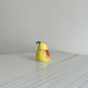 Salière en forme de poire en céramique jaune
