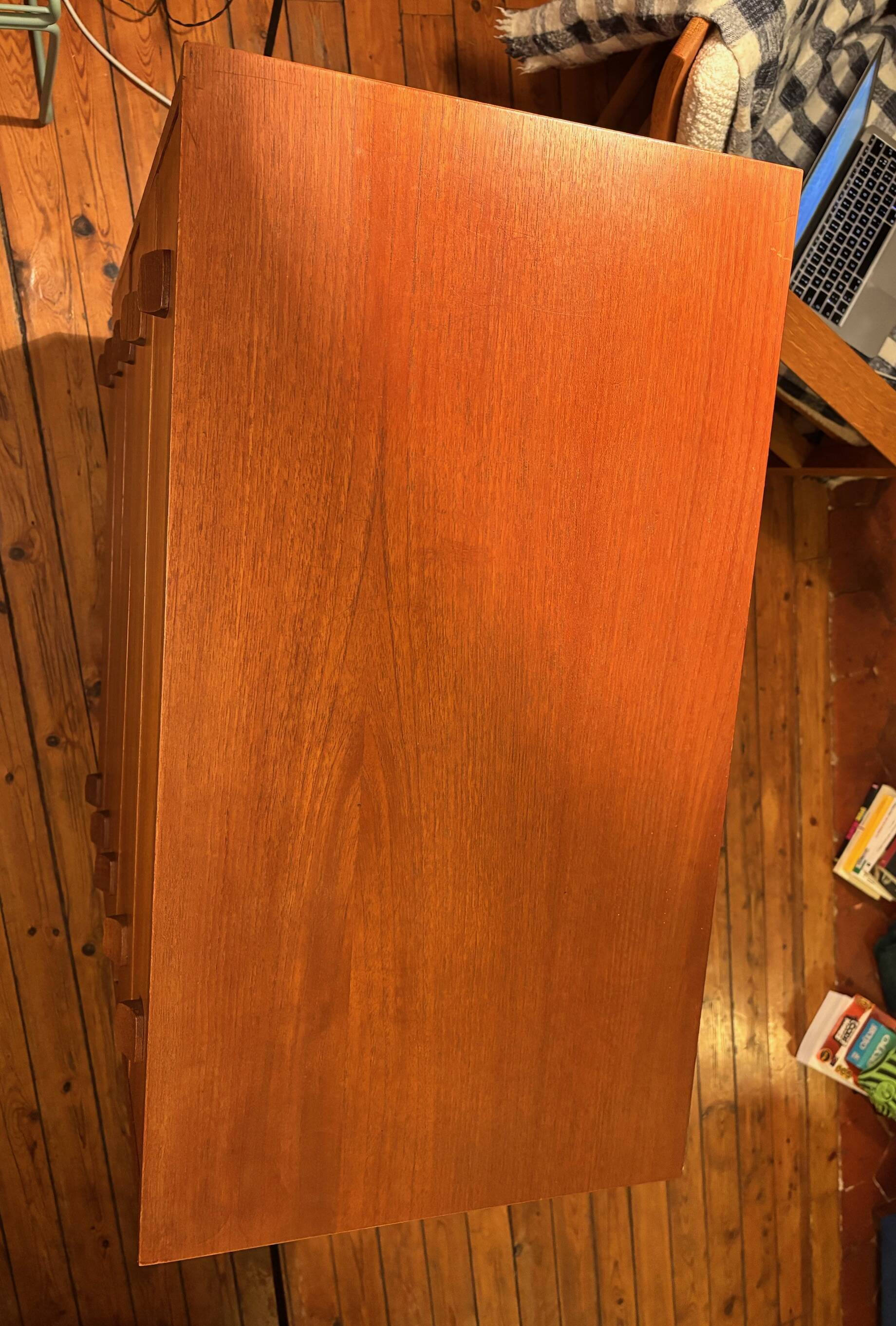 Scandinavian chest of drawers with 5 teak drawers.