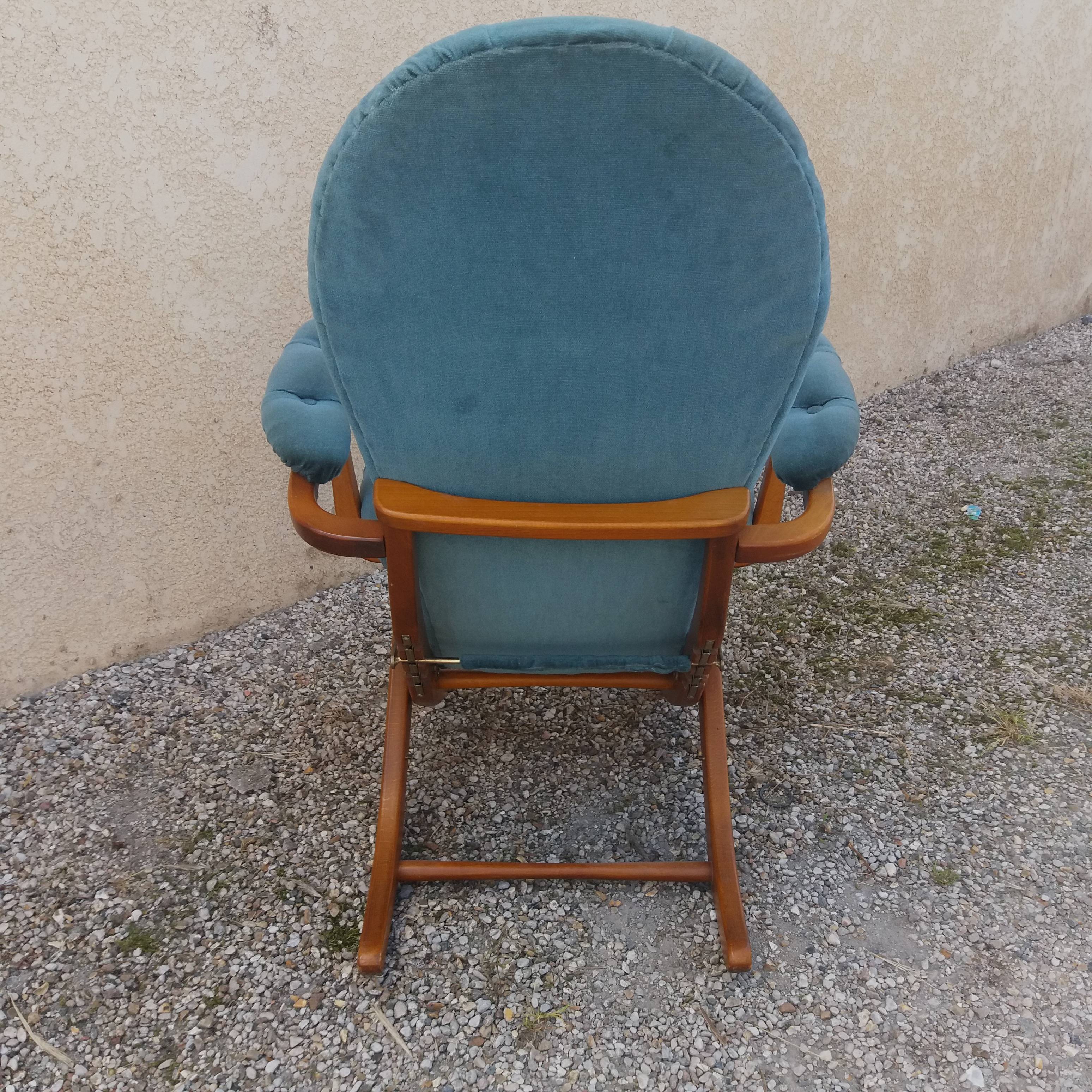 Velvet armchair and adjustable wood