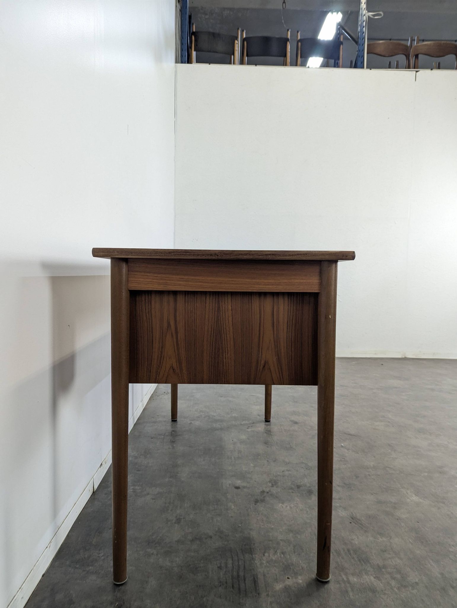 Bureau scandinave en teck à caisson suspendu