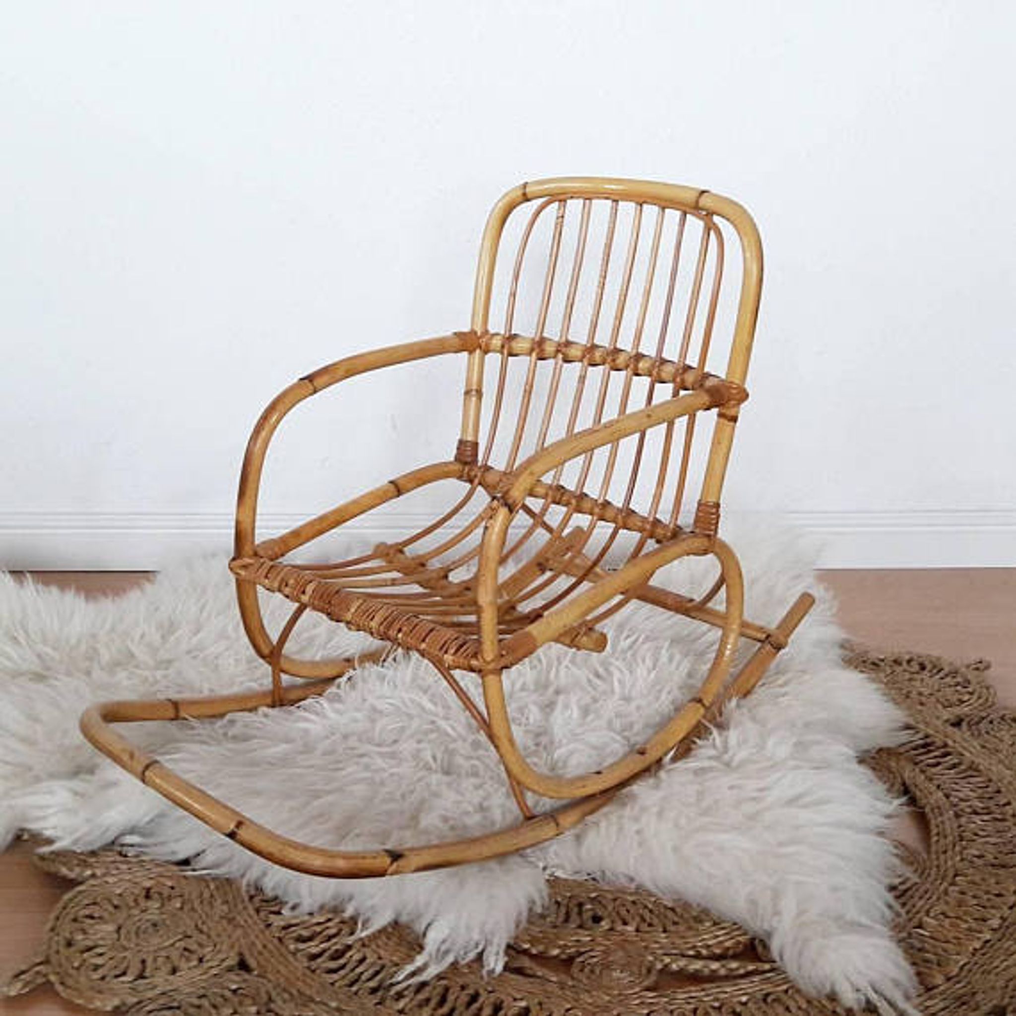 Fauteuil à bascule en rotin vintage pour les enfants