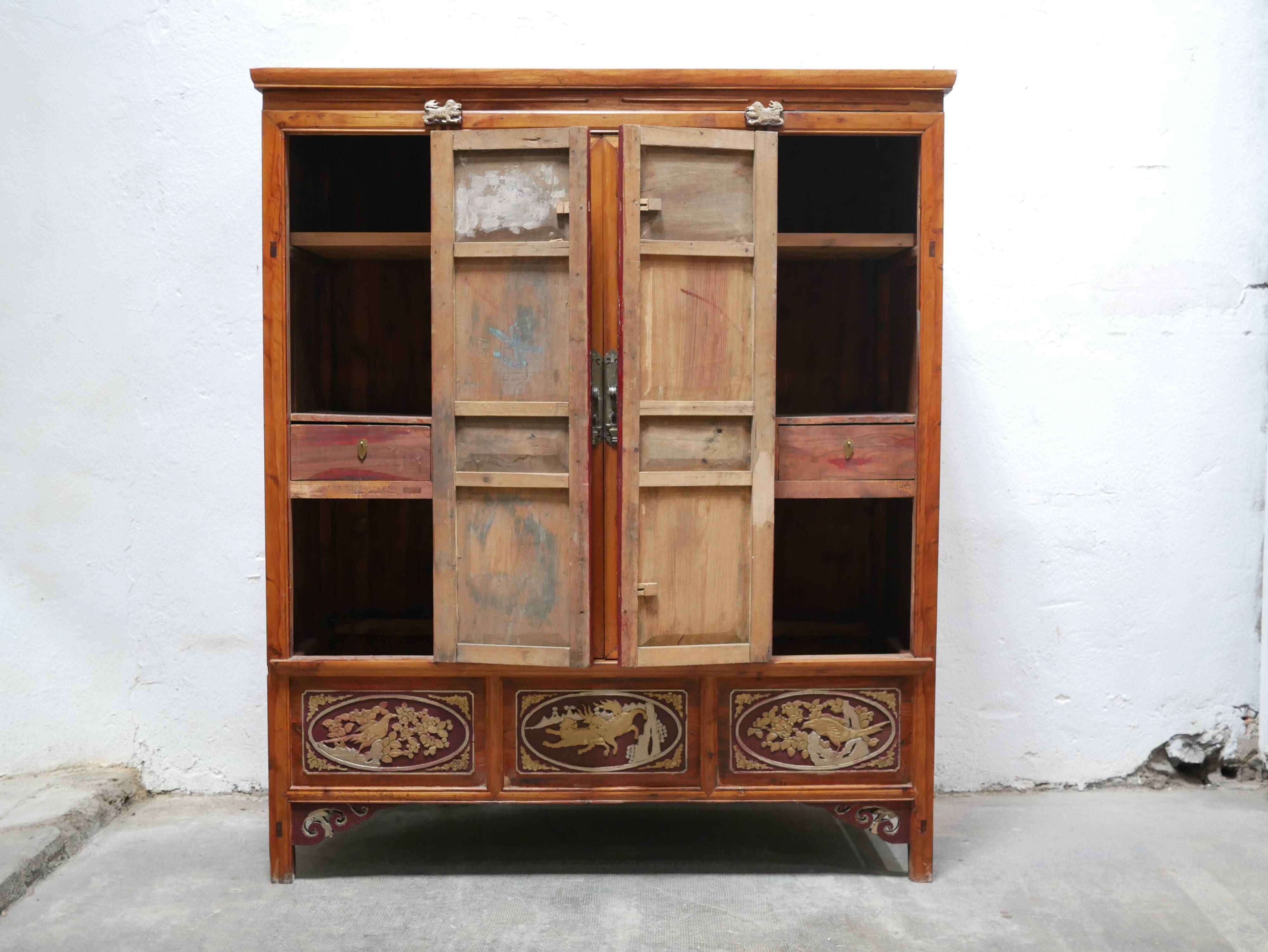 Armoire de mariage chinoise ancienne en orme sculpté et laqué – École de Ni