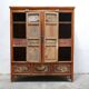 Armoire de mariage chinoise ancienne en orme sculpté et laqué – École de Ni
