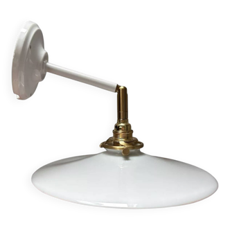 Applique murale inclinable en opaline blanche
