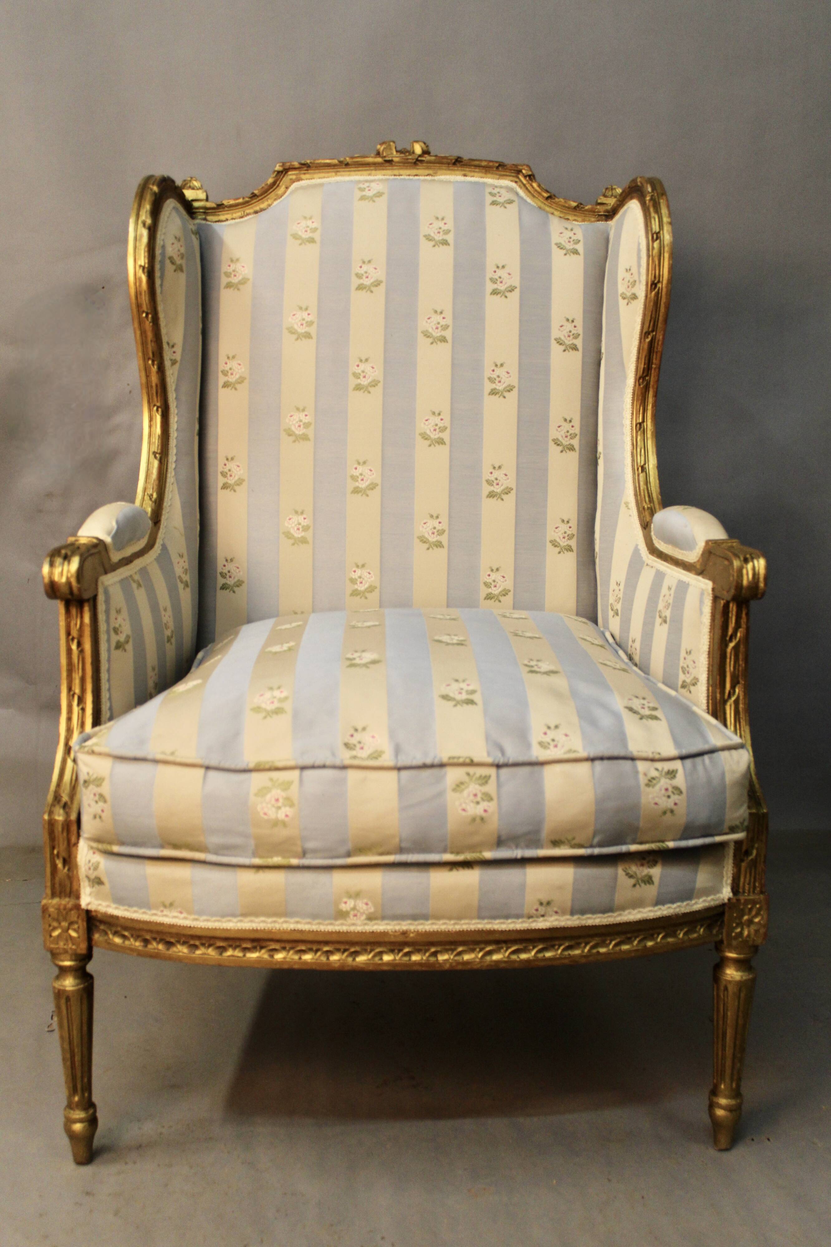 Bergère à oreilles de style louis xvi en bois doré