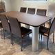 1Table en verre marron satiné   + 8 chaises en cuir de salle à manger