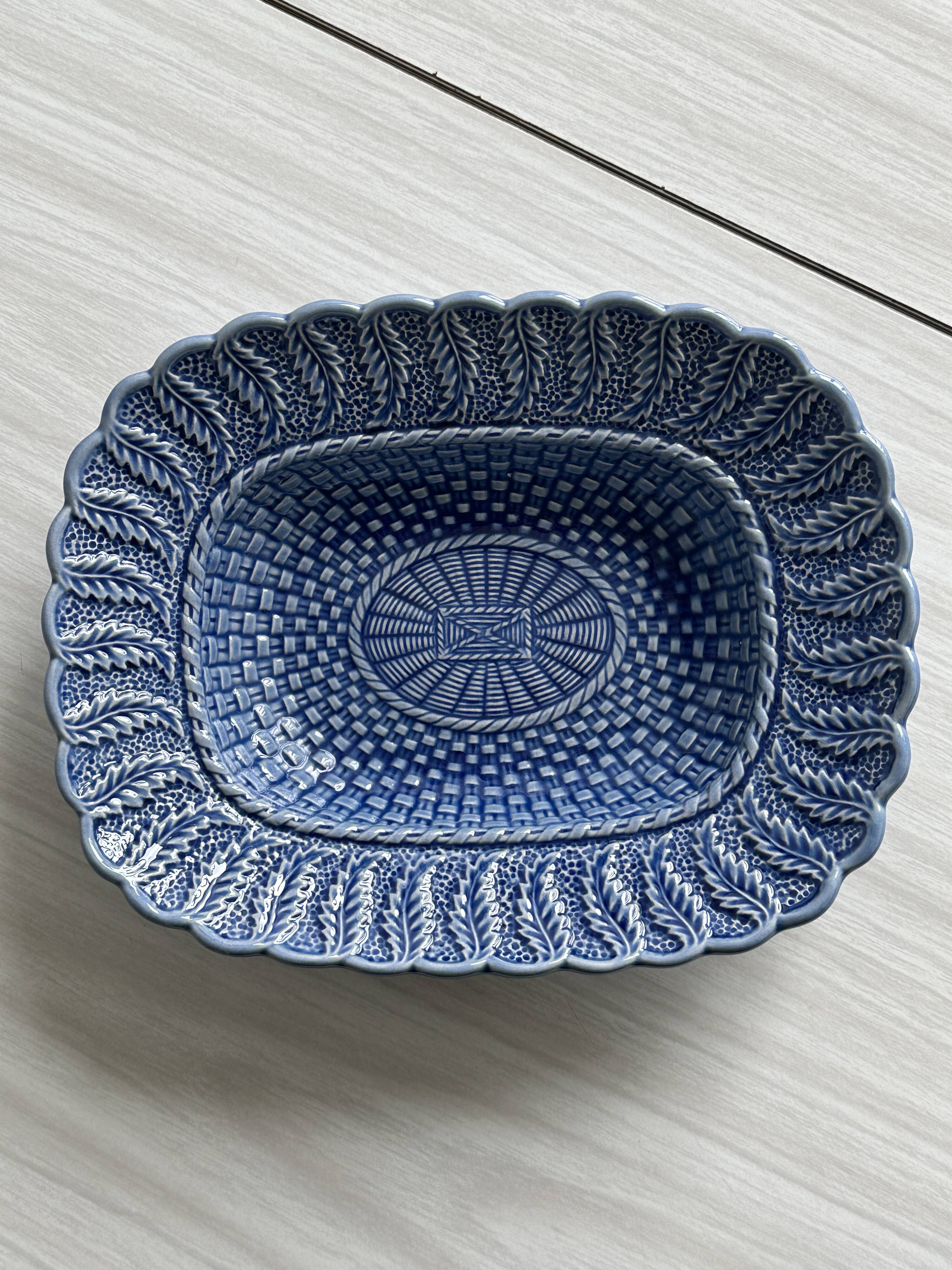 Plat en céramique bleu.