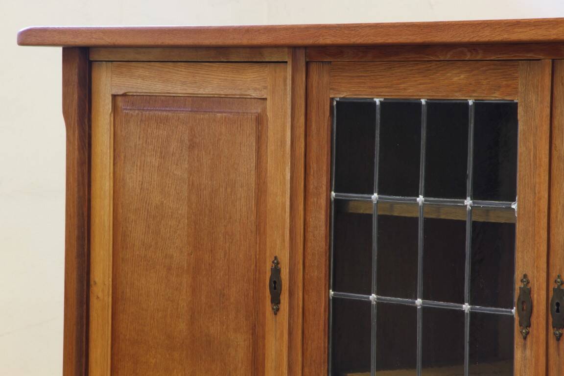 Cabinet en chêne moderne danois des années 1960 dans le style de Henning Kjærnulf.