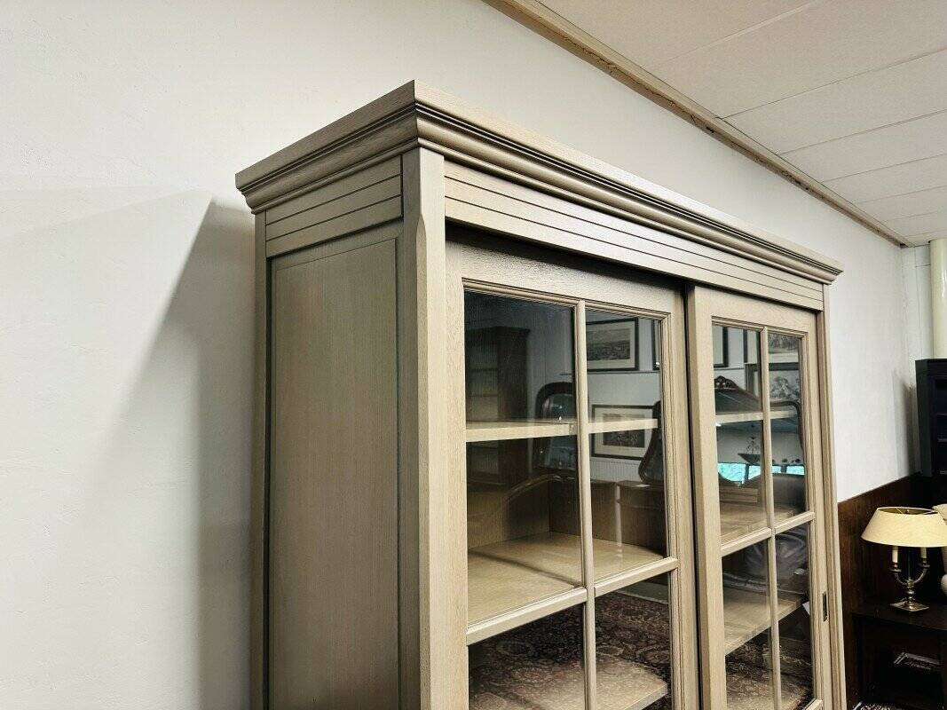 Country Classic oak Bookcase with sliding doors