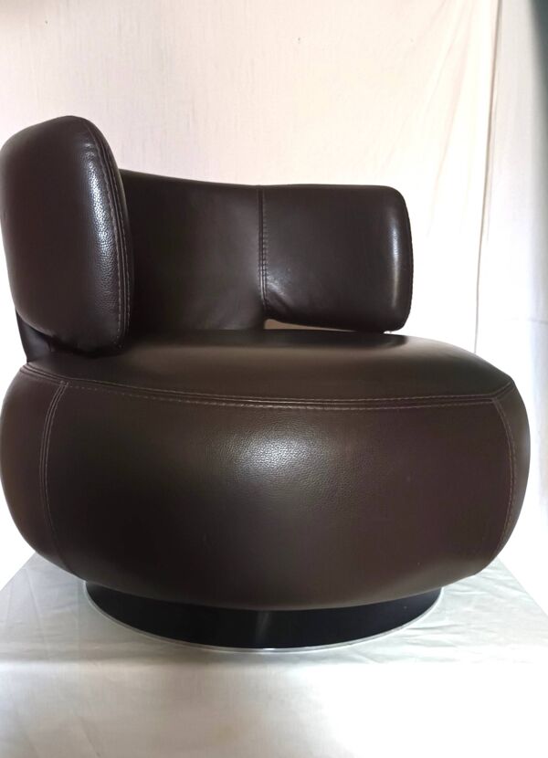 Fauteuil tournant CURL en cuir marron par Roche Bobois
