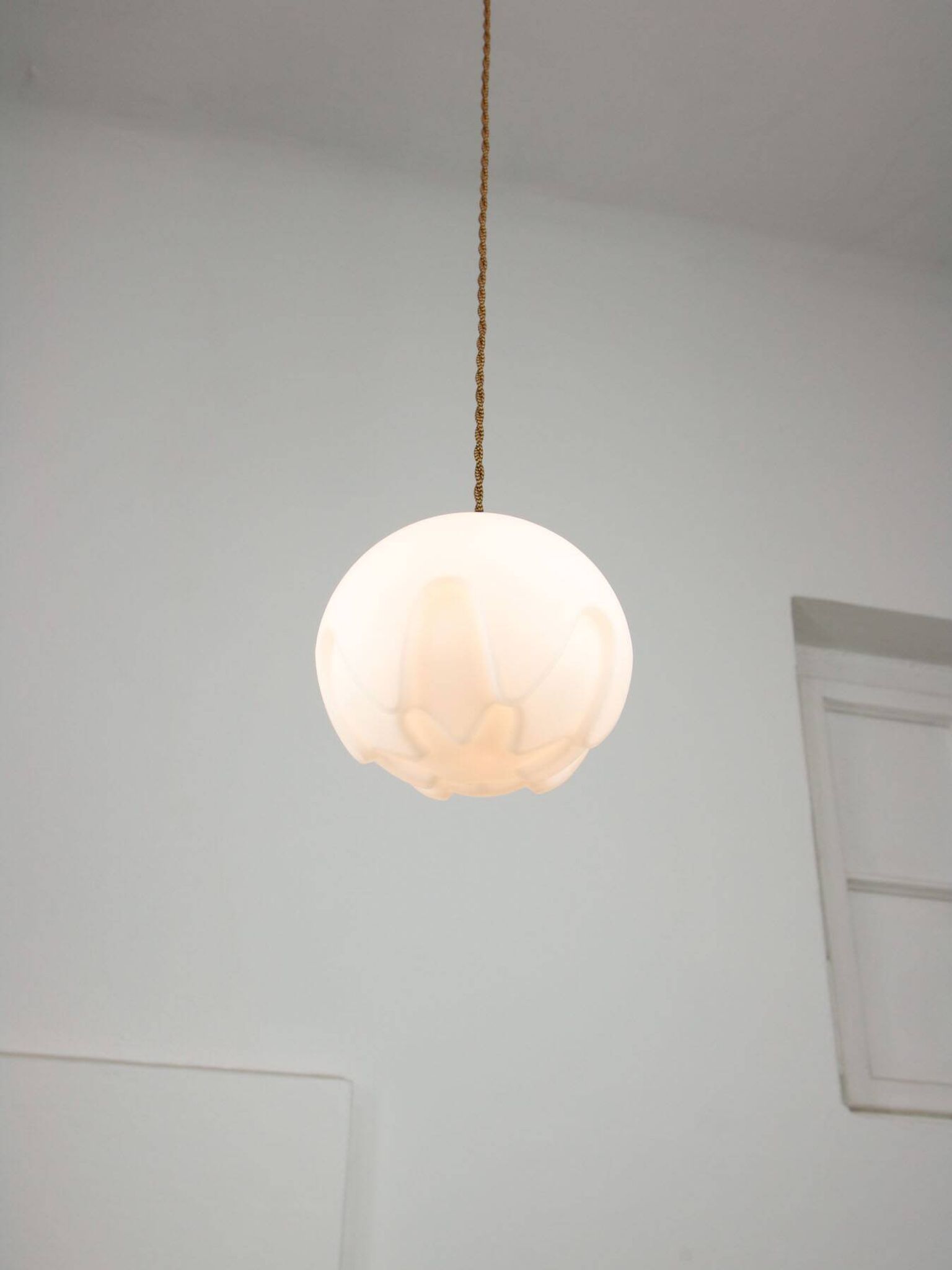 Lampe suspendue en laiton et opaline italienne du milieu du siècle