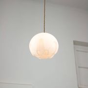 Lampe suspendue en laiton et opaline italienne du milieu du siècle