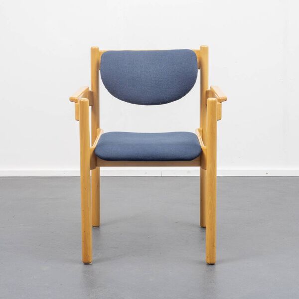 Une chaise avec accoudoirs Wilde & Spieth, bois massif année 80, 4 chaises disponibles
