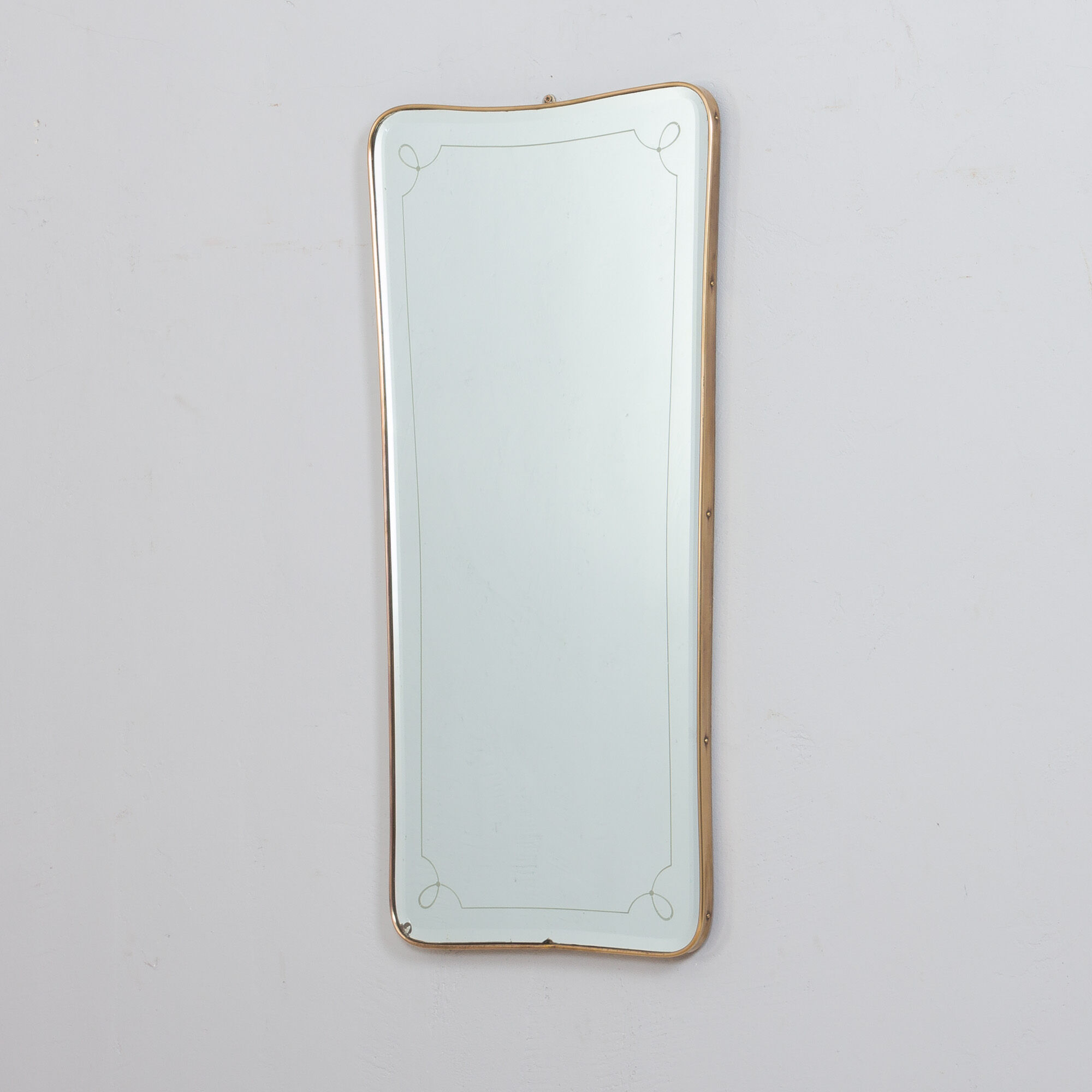 Miroir en laiton du milieu du siècle avec bords biseautés, années 1950 - 114x56cm