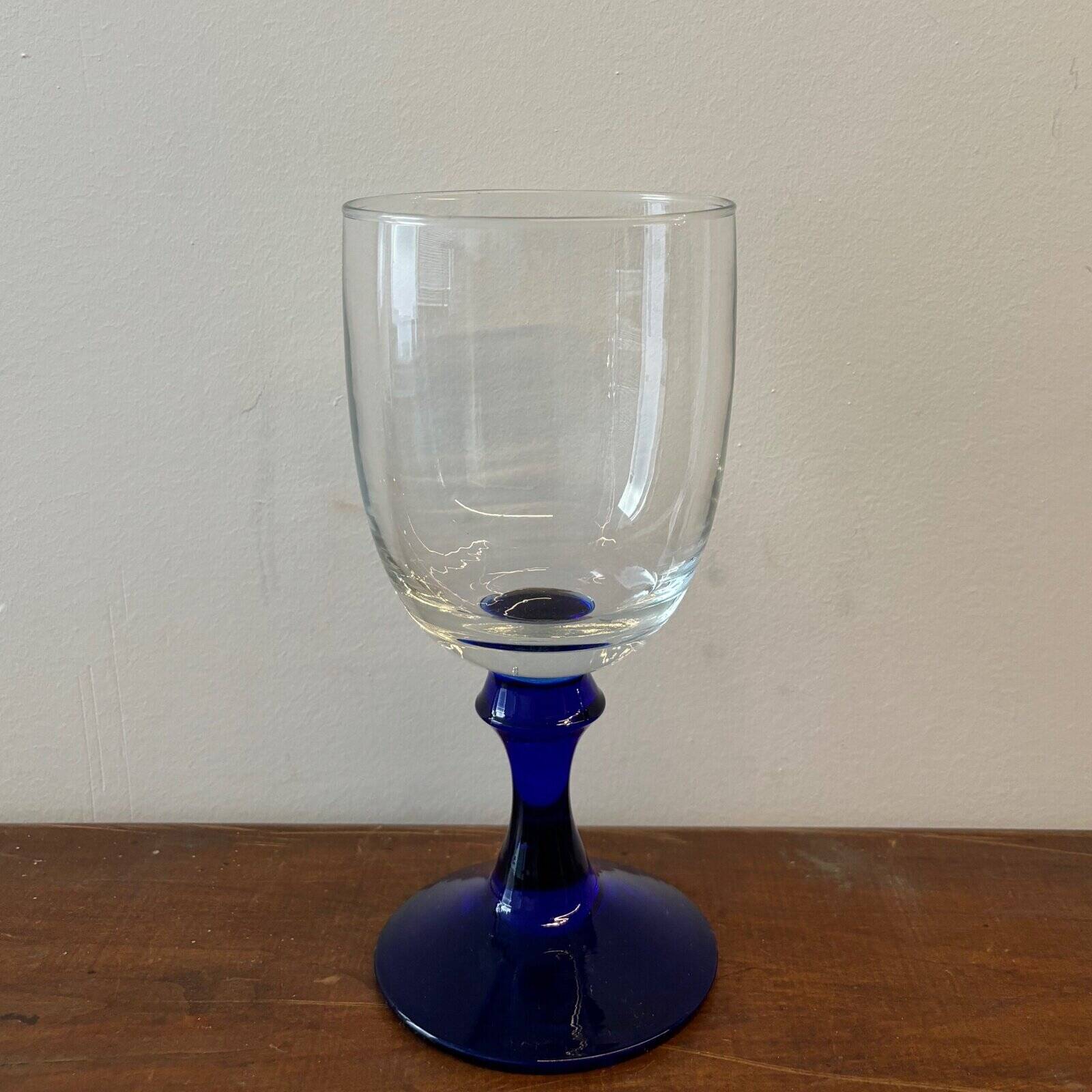 Vase sur pied en verre bleu