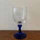 Vase sur pied en verre bleu