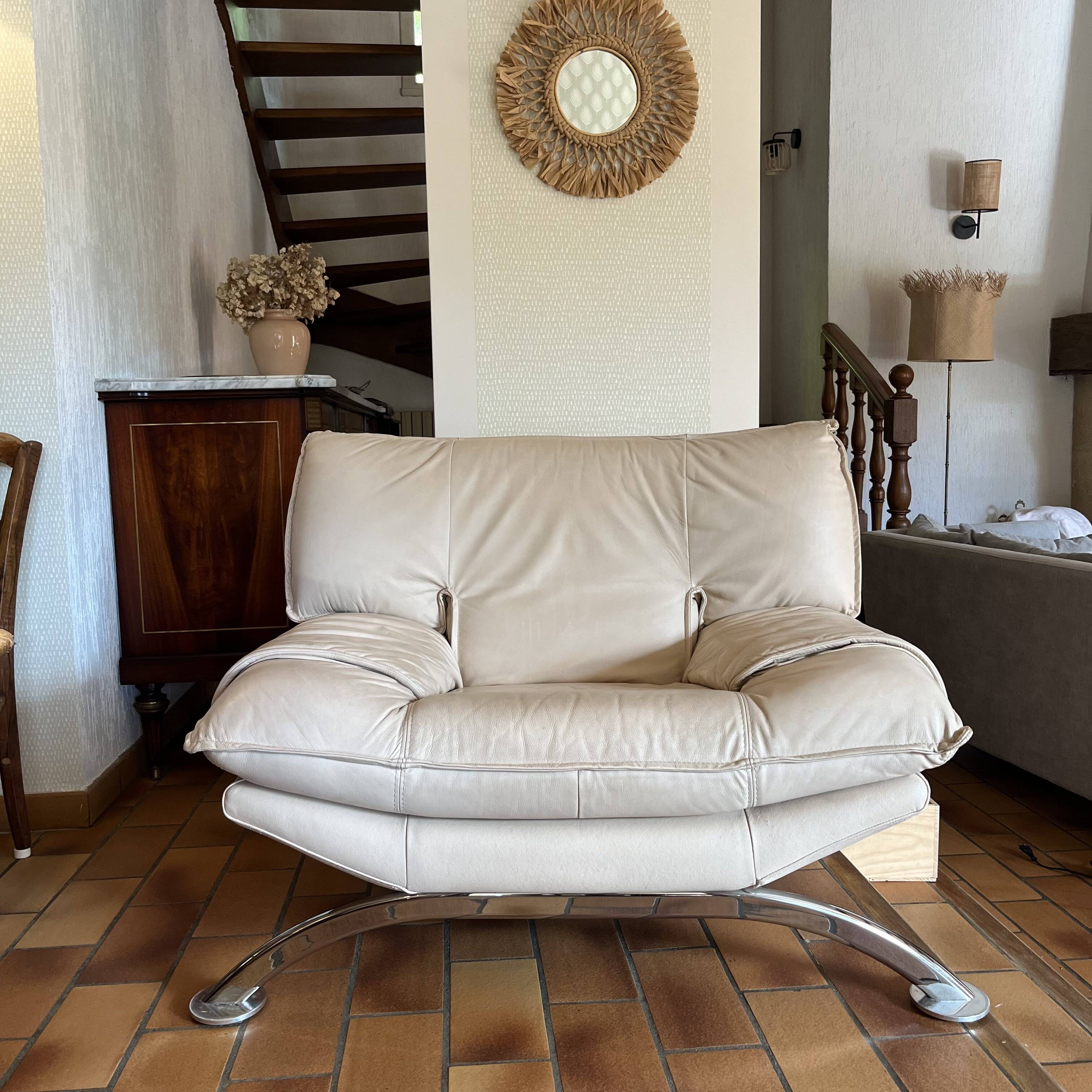 Fauteuil / Causeuse vintage cuir beige avec structure métal