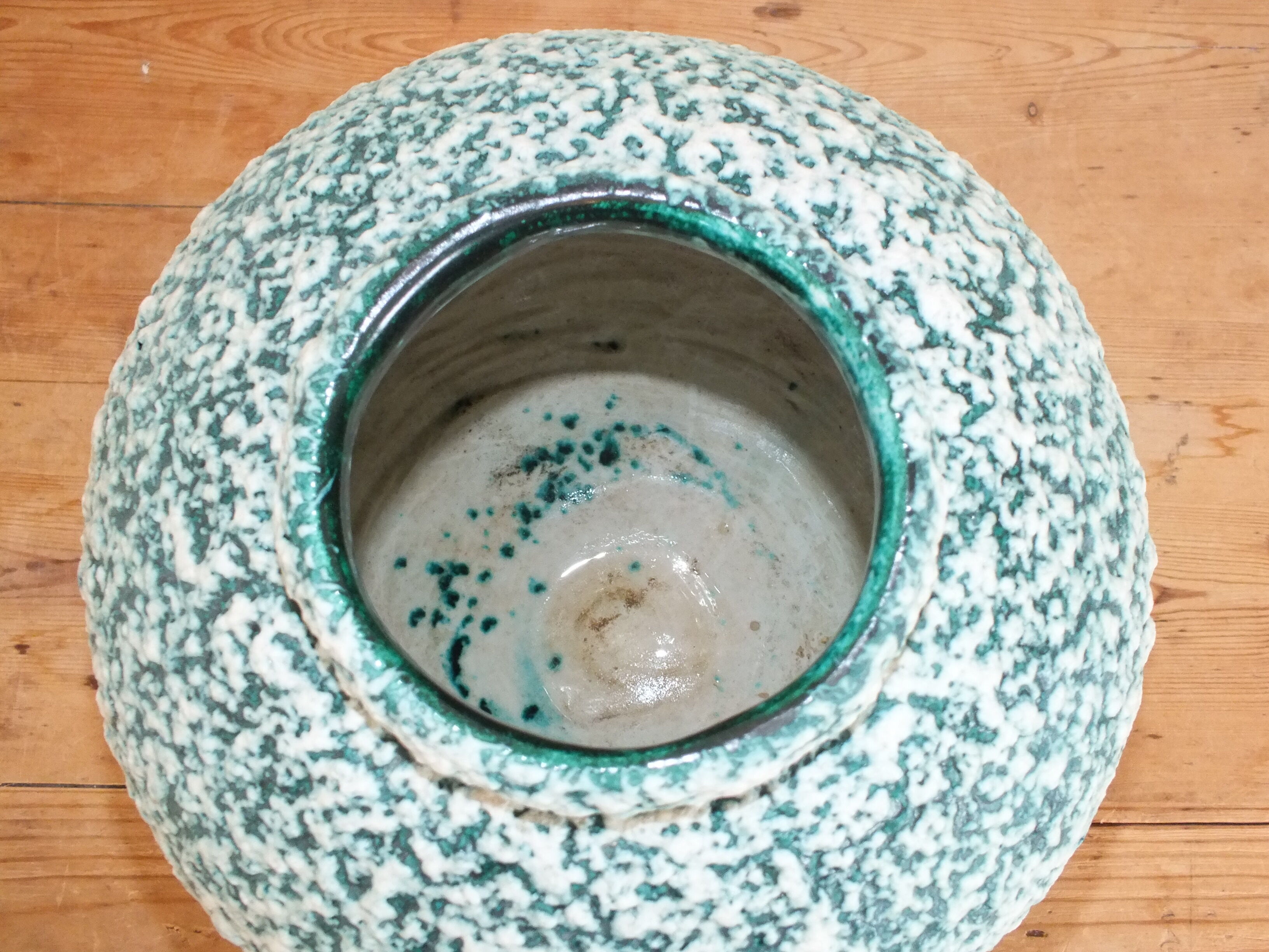 Green vase decorated with white enamels Cérart Monaco