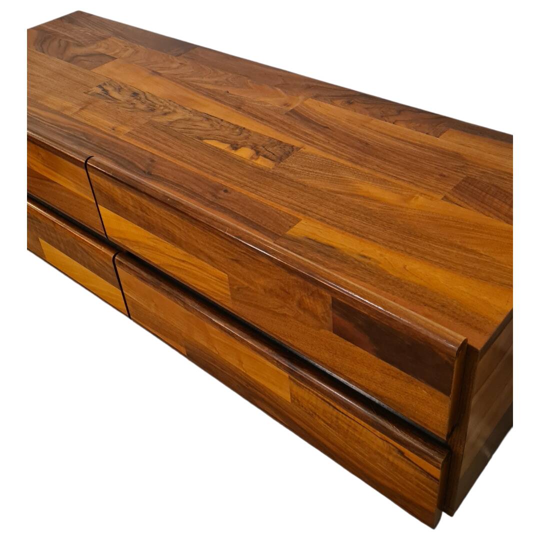 Low enfilade inspired by Jorge Zalszupin.