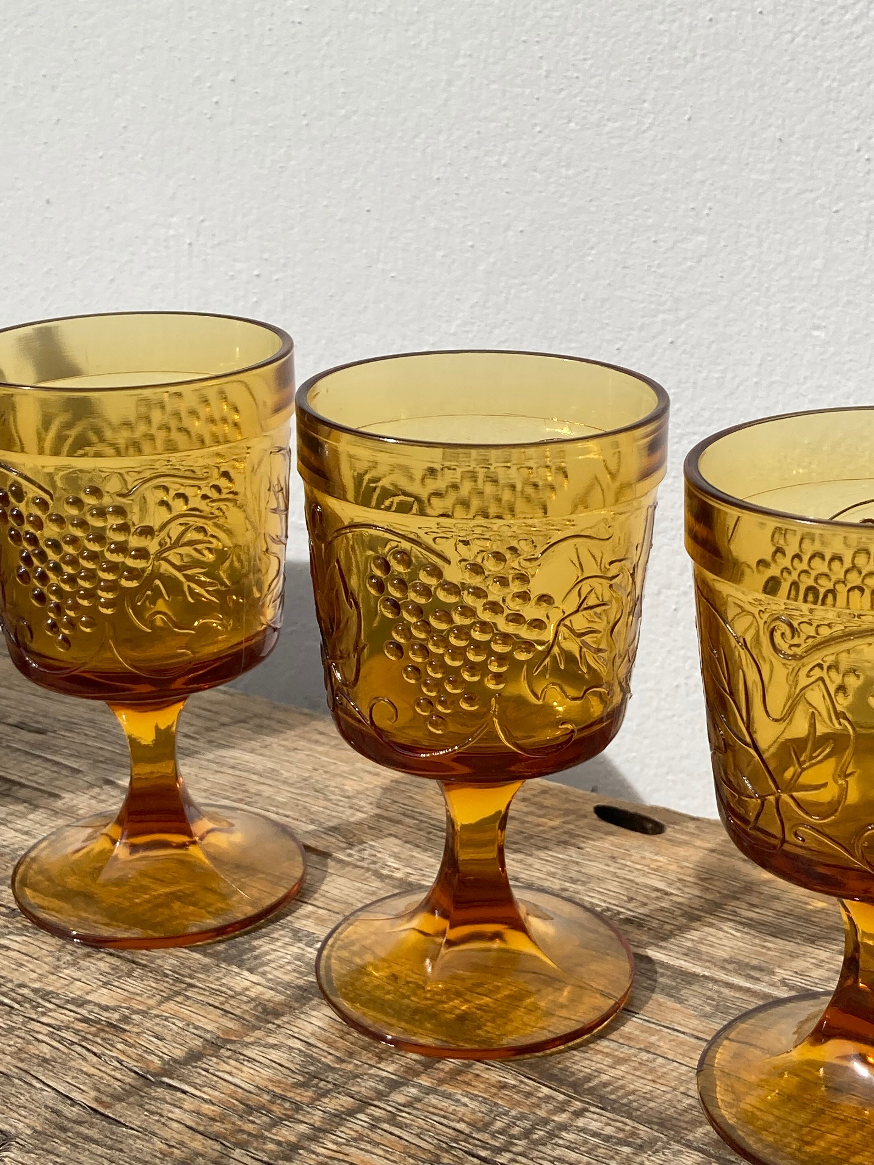 Amber stemmed glasses with vintage fruit decoration - Old brown glasses