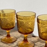 Amber stemmed glasses with vintage fruit decoration - Old brown glasses