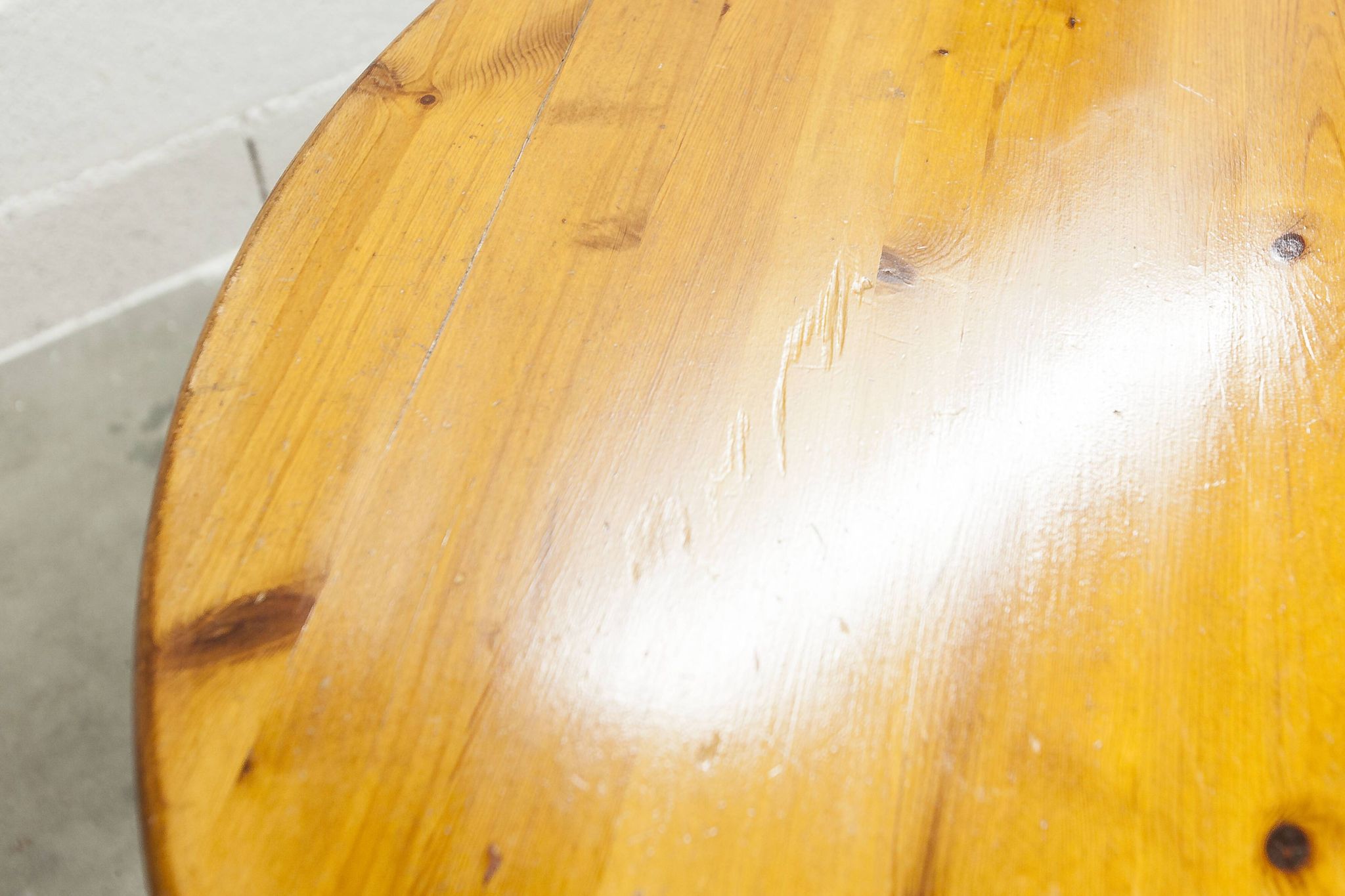 Brutalist ensemble round table 113cm and its 4 rounded stools 1960