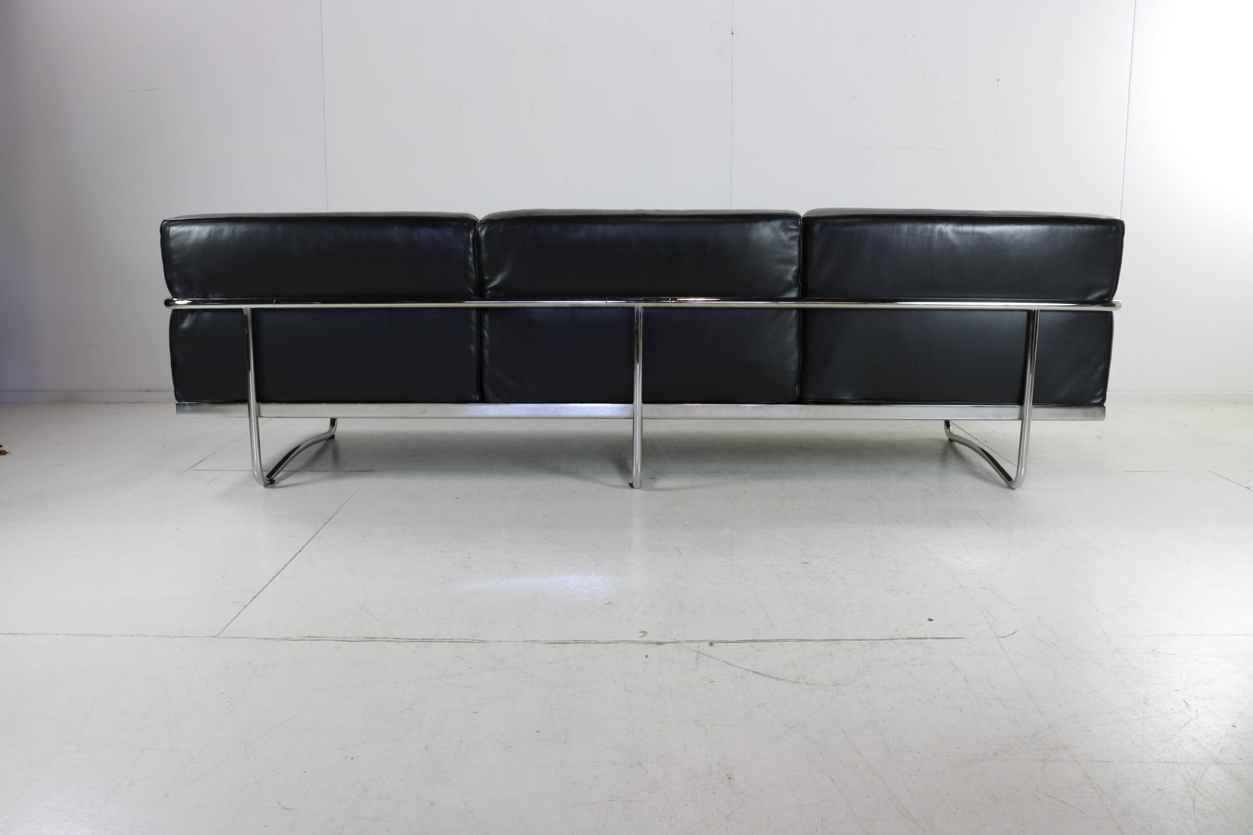 Beautiful designed black leather LC5 three seater sofa by Cassina