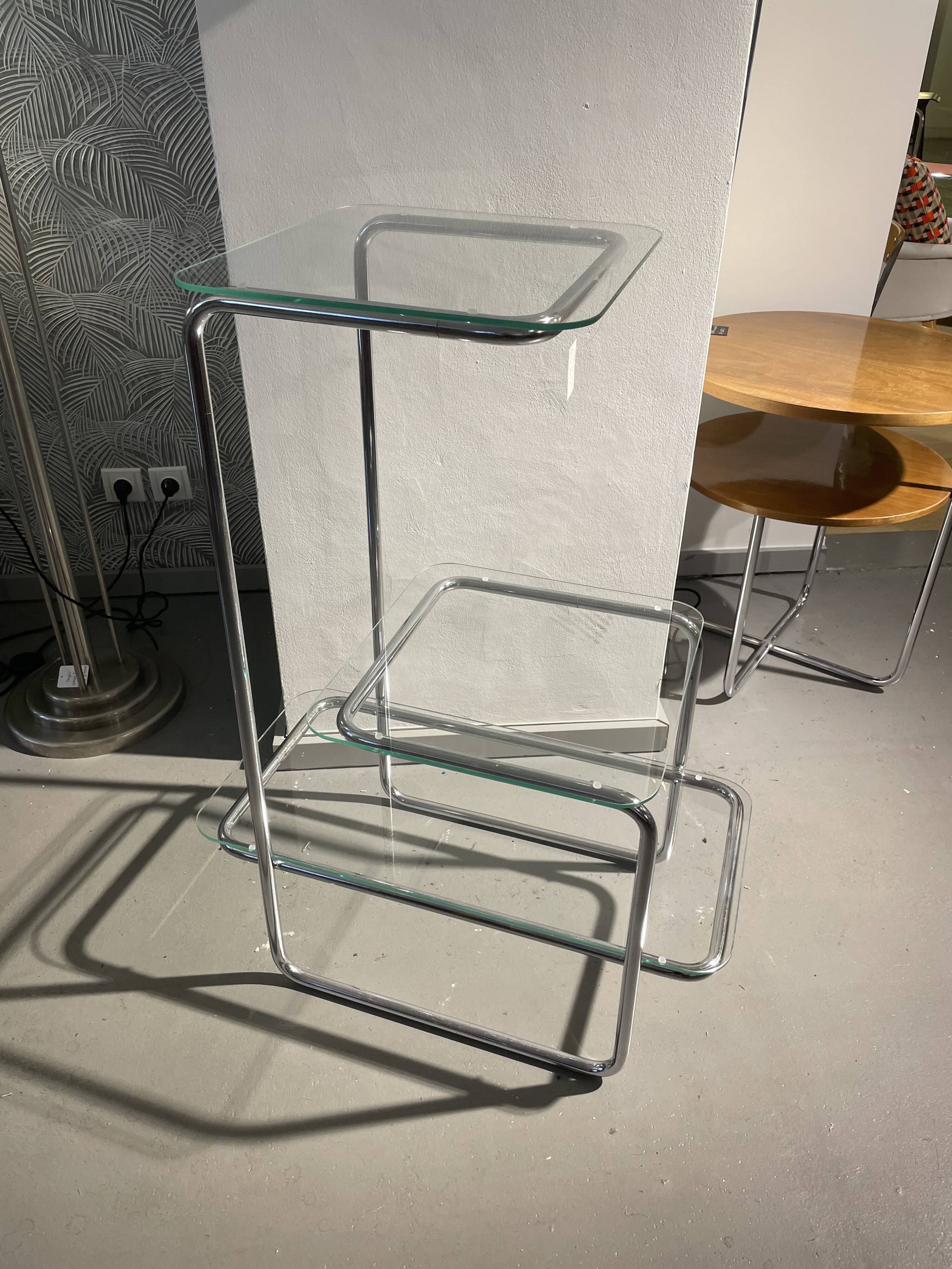 Table fleurie avec étagères en verre transparent