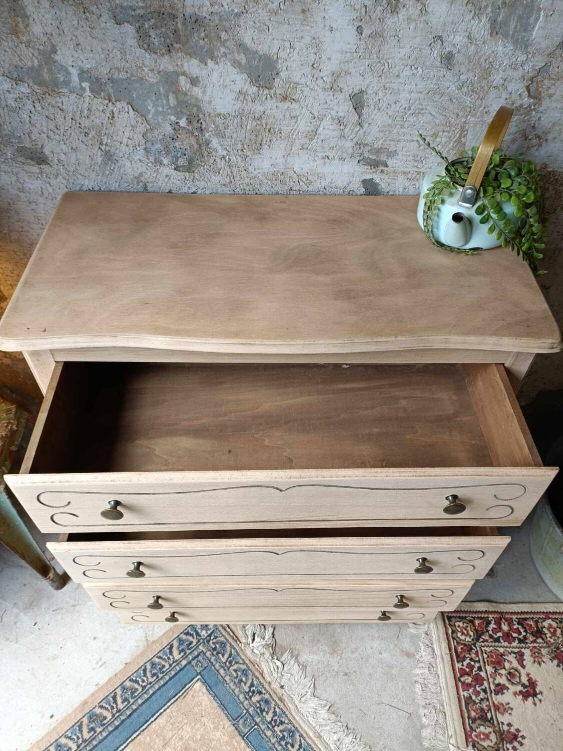 Wooden chest of drawers