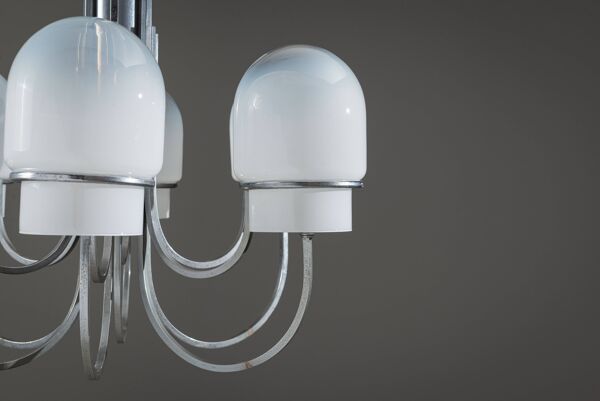 Chandelier Angelo Gaetano Sciolari avec six abat-jours en verre brumeux.