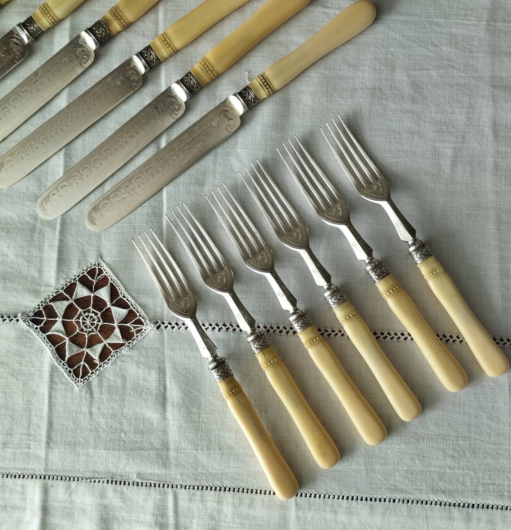 Silver-plated metal dessert cutlery in English Art Deco style