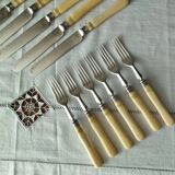 Silver-plated metal dessert cutlery in English Art Deco style