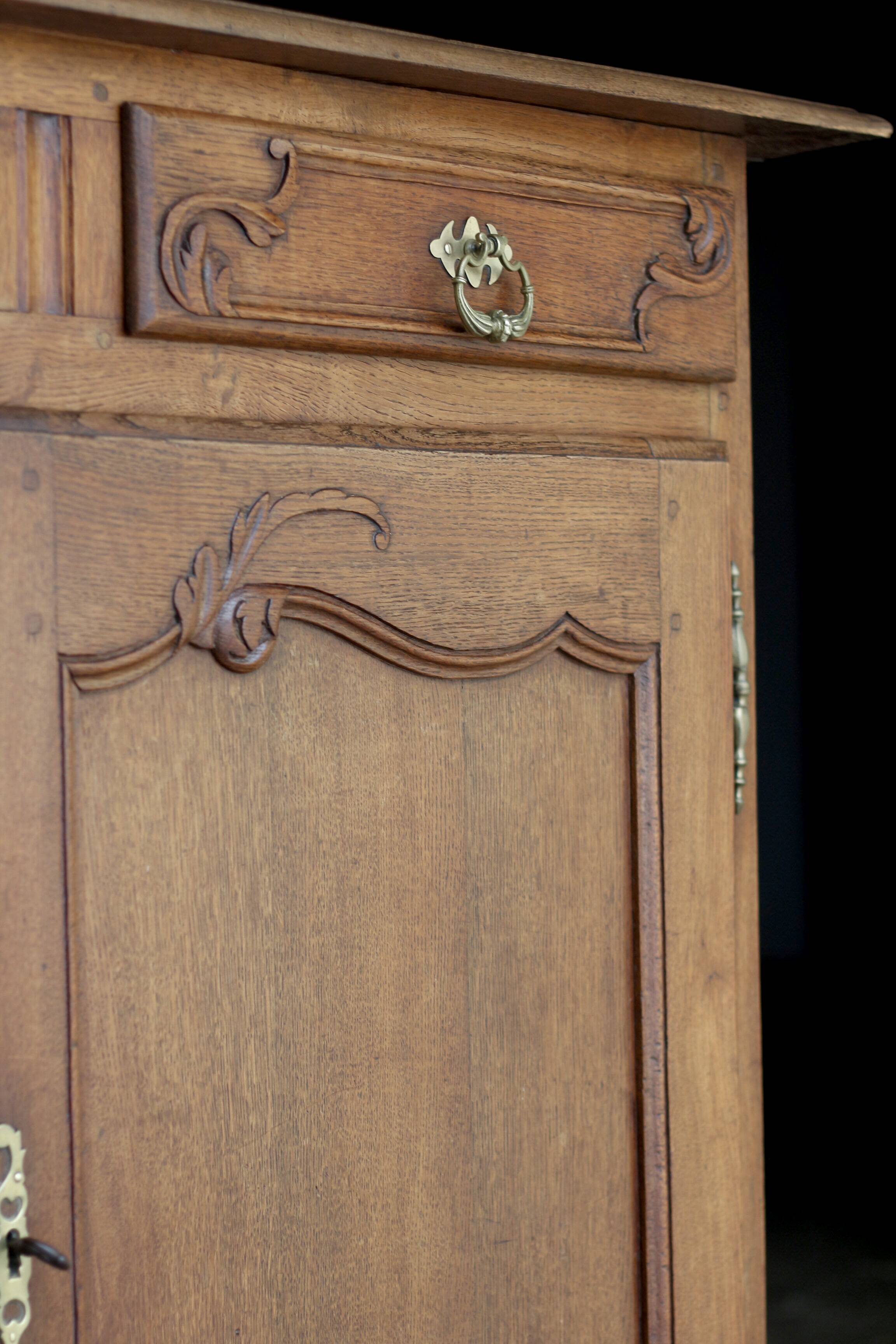 Somptueux buffet en chêne massif, travail provincial du XVIIIeme siècle