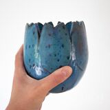 Pot de fleurs en céramique bleu avec motif tulipe, pièce de poterie d'atelier vintage