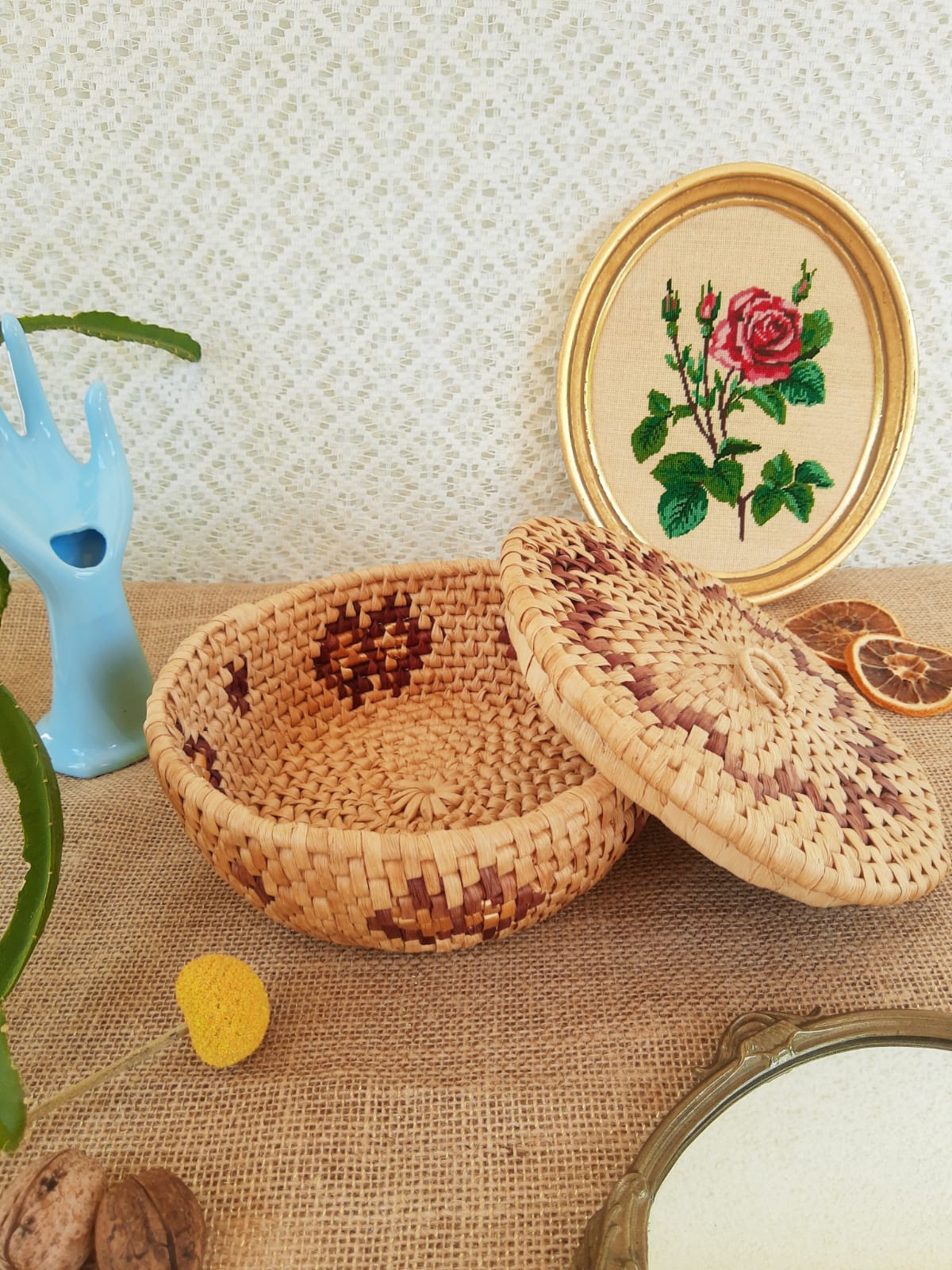 Round raffia box - vintage