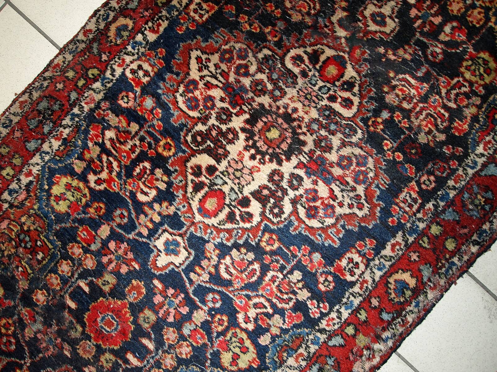 Tapis Malayer Antique du Moyen-Orient, Années 1920, Élégance et Tradition