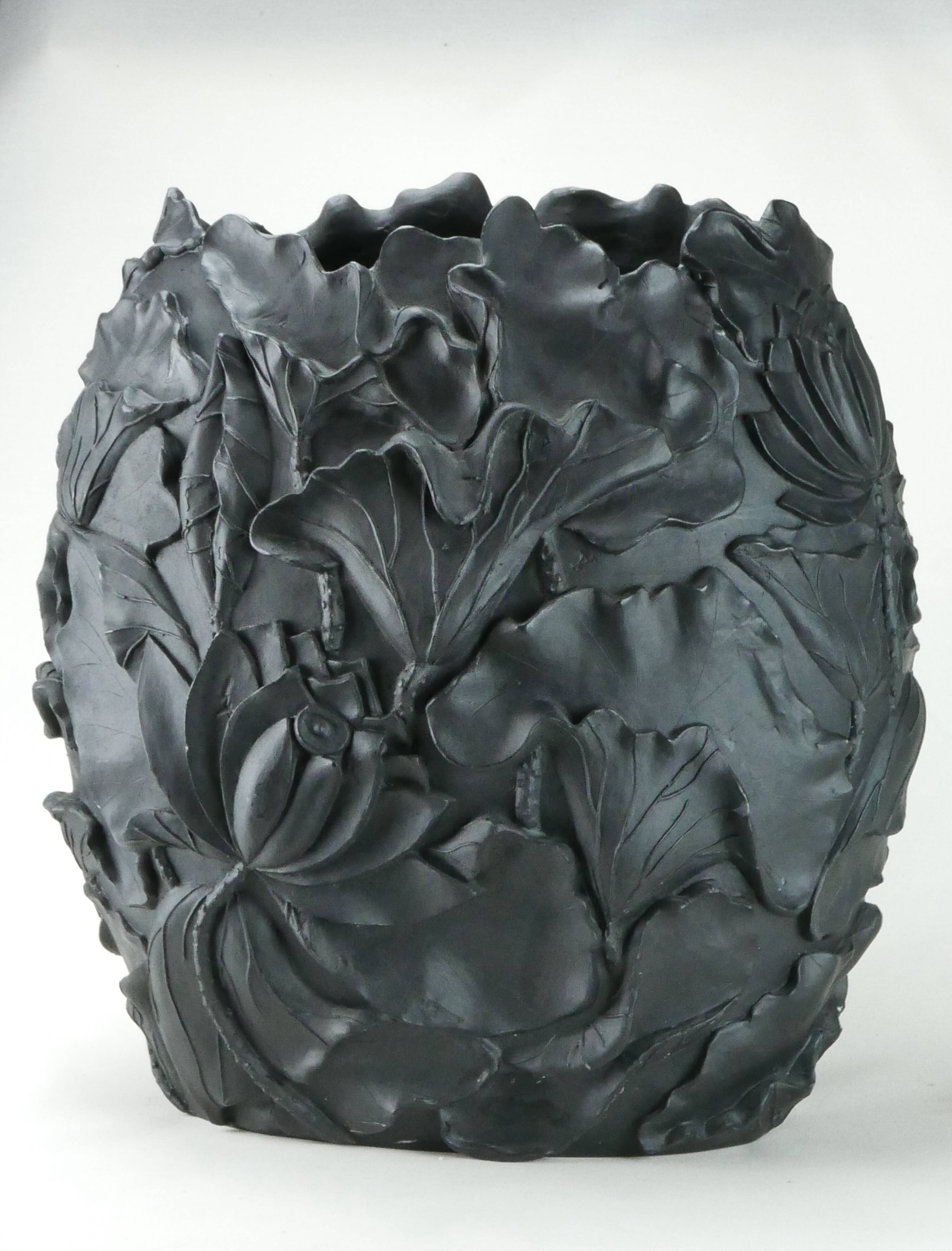 Black resin vase Lotus publisher VGnewtrend